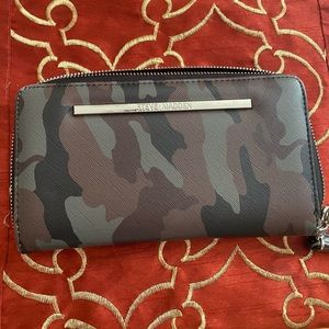Steve Madden wristlet